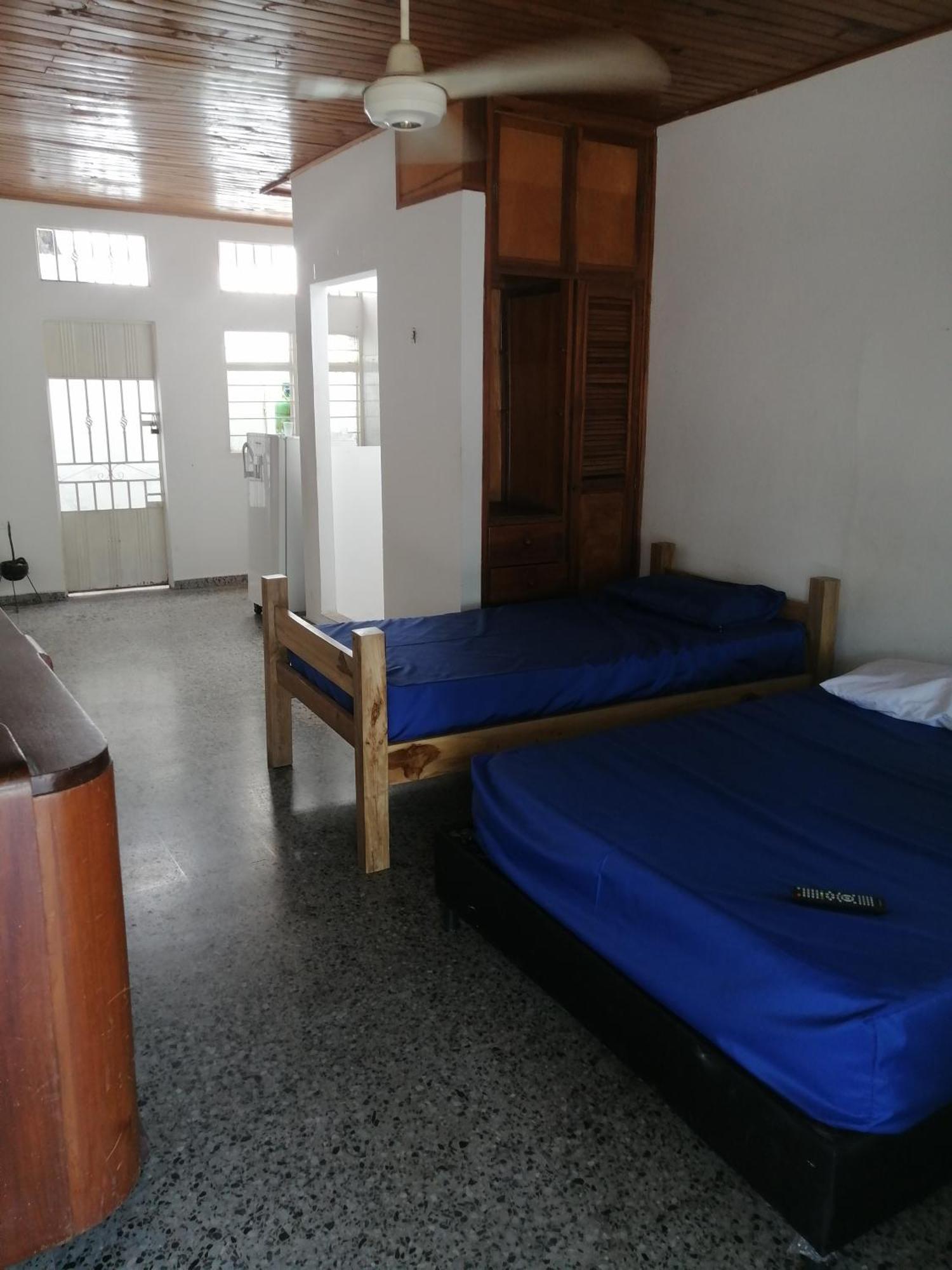 Hotel Low Cost La Dorada Buitenkant foto